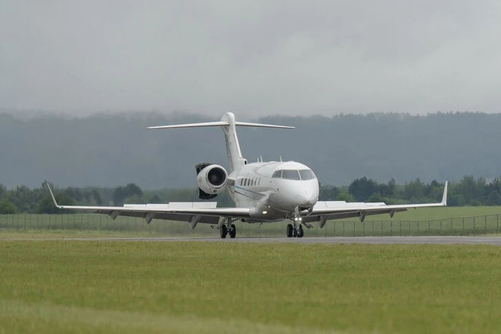 2010 Bombardier Challenger 300 listing photo